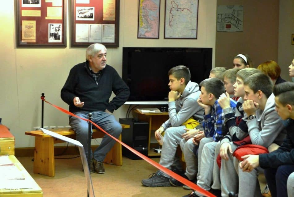 Михаил Данков на экскурсии со школьниками